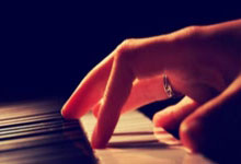 开云体育下载-雪峰之巅跃动的红白魂——奥地利农家女海伦·施耐德的冰雪传奇