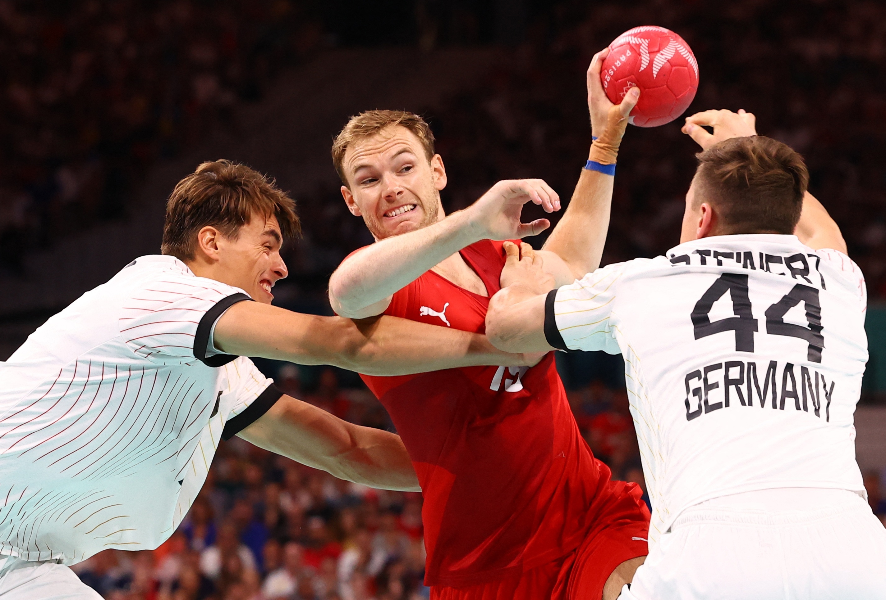 加拿大选手在手球比赛中表现抢眼 加拿大选手在手球比赛中表现抢眼