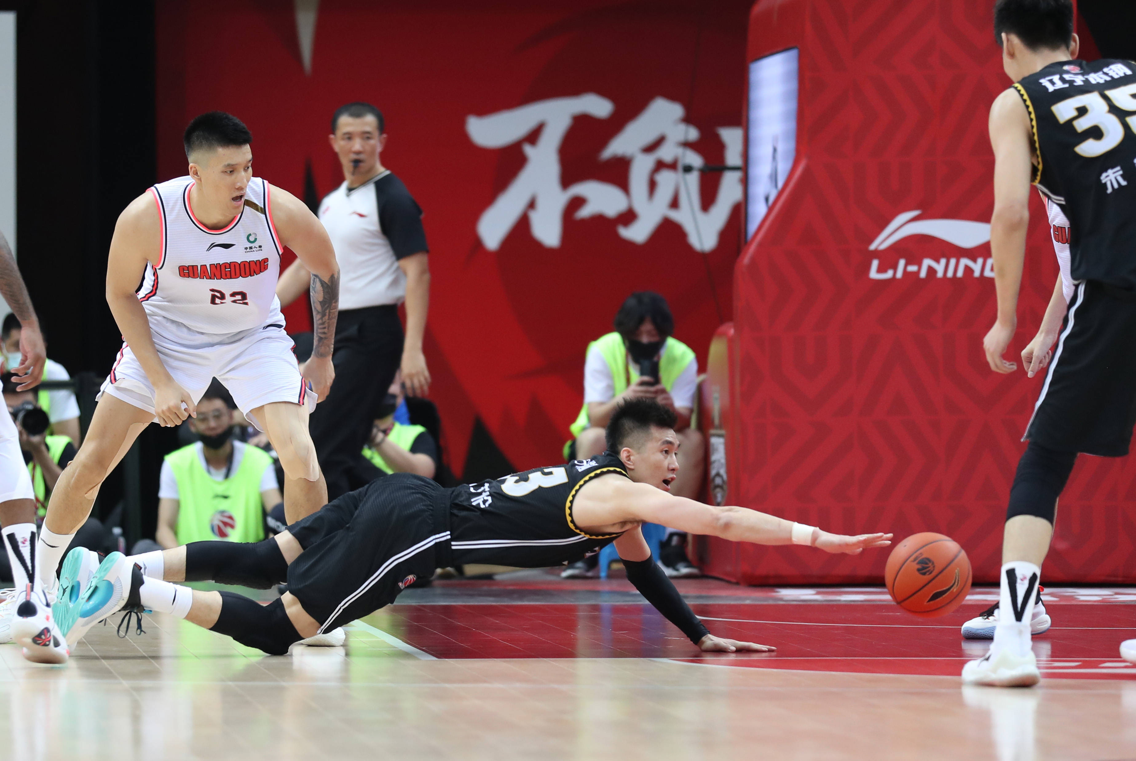 辽宁队战胜广西猛犬队,成功晋级决赛 辽宁队战胜广西猛犬队,成功晋级决赛