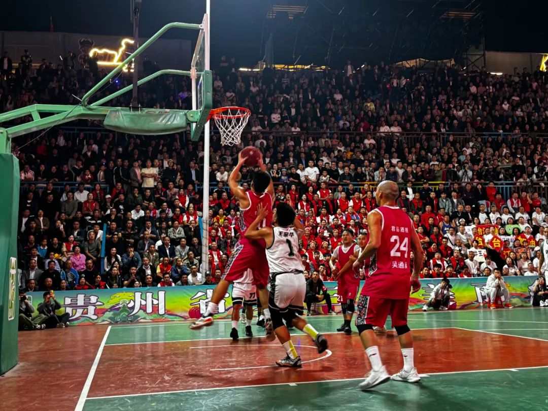 世界篮球赛事引发球迷热情,赛场氛围火爆 世界篮球赛事引发球迷热情,赛场氛围火爆