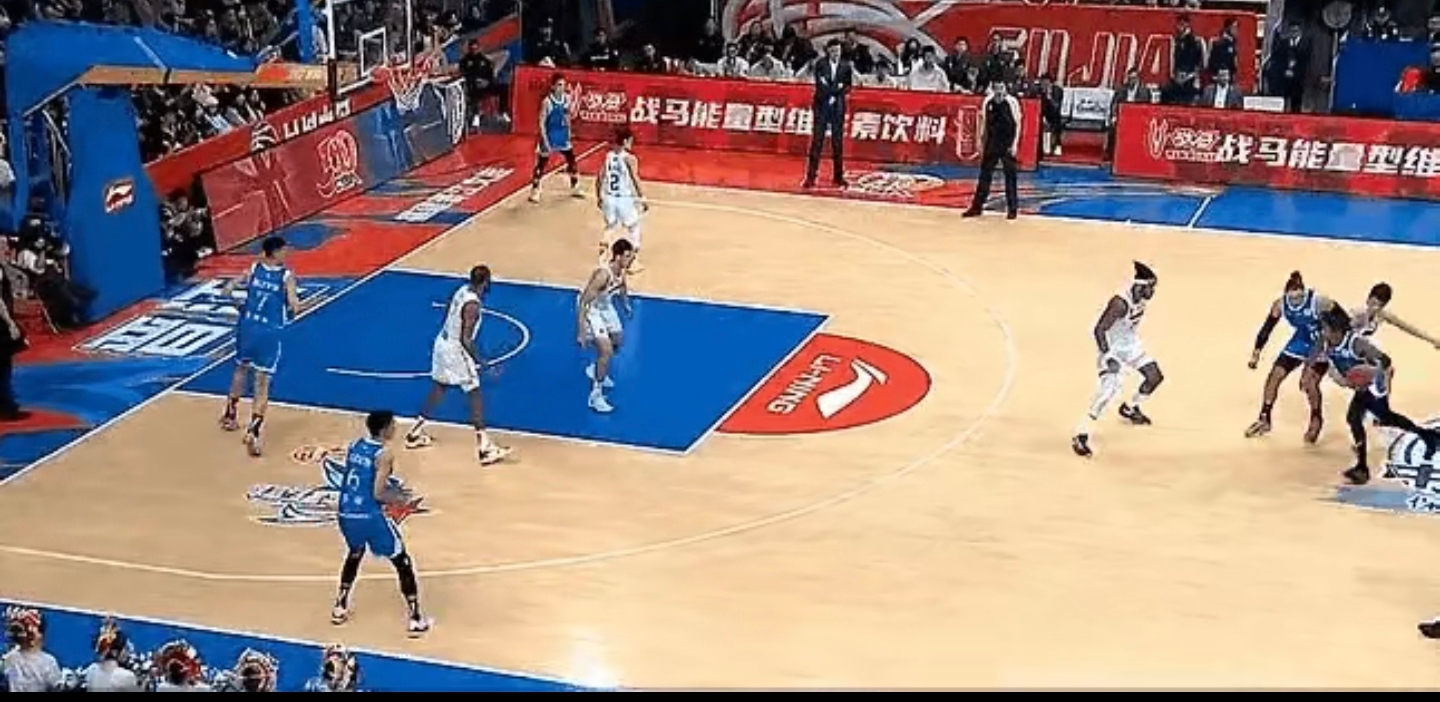 球员因犯规被罚下场,两队竞争激烈 球员因犯规被罚下场,两队竞争激烈