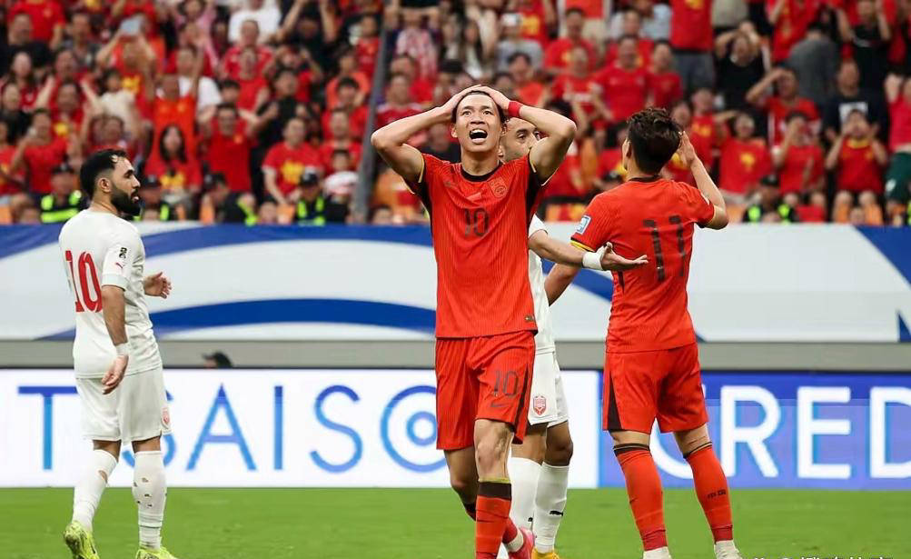 开云APP-关于裁判判罚引发争议，球迷情绪高涨的信息