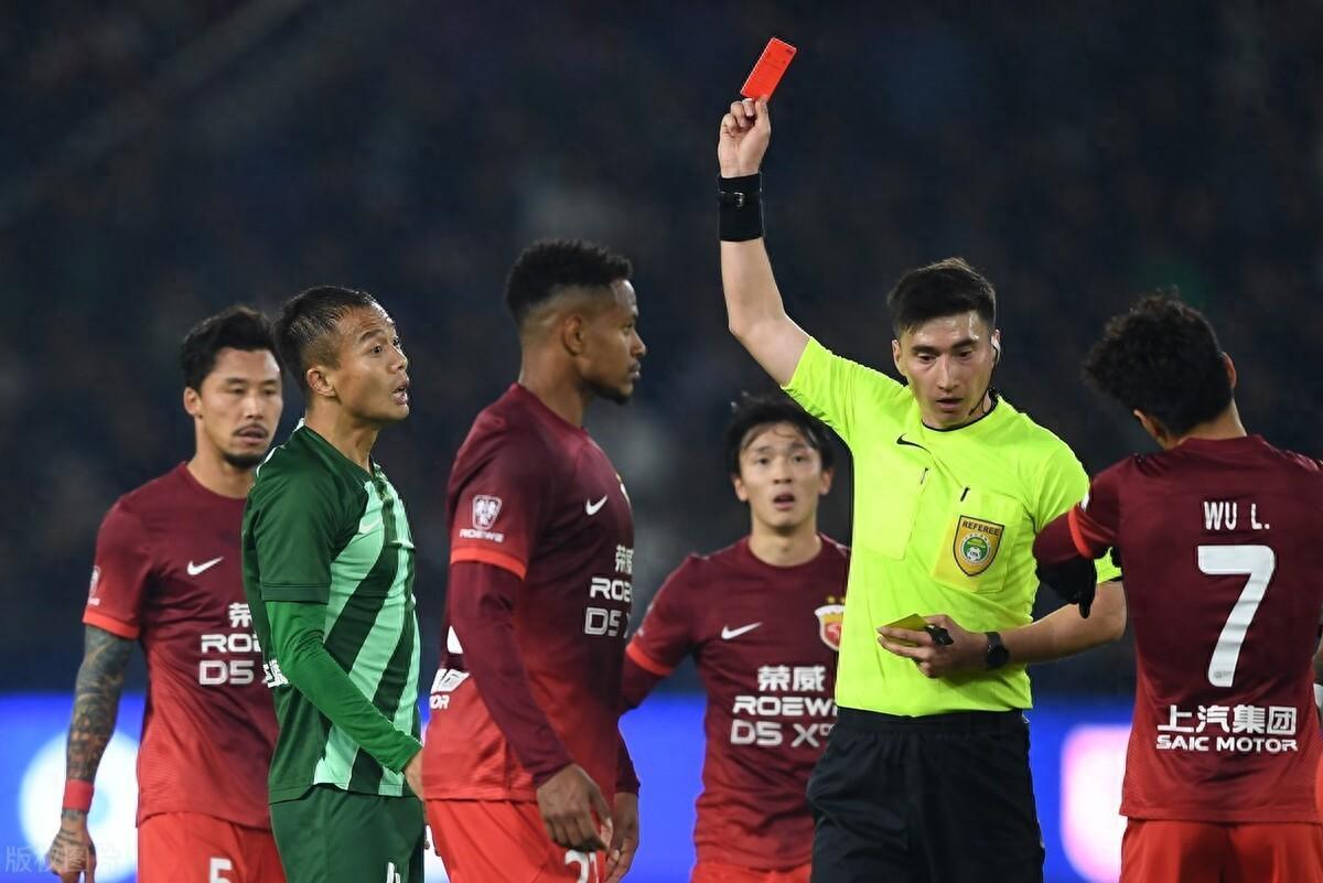 关于裁判判罚引发争议,球迷情绪高涨的信息 关于裁判判罚引发争议,球迷情绪高涨的信息