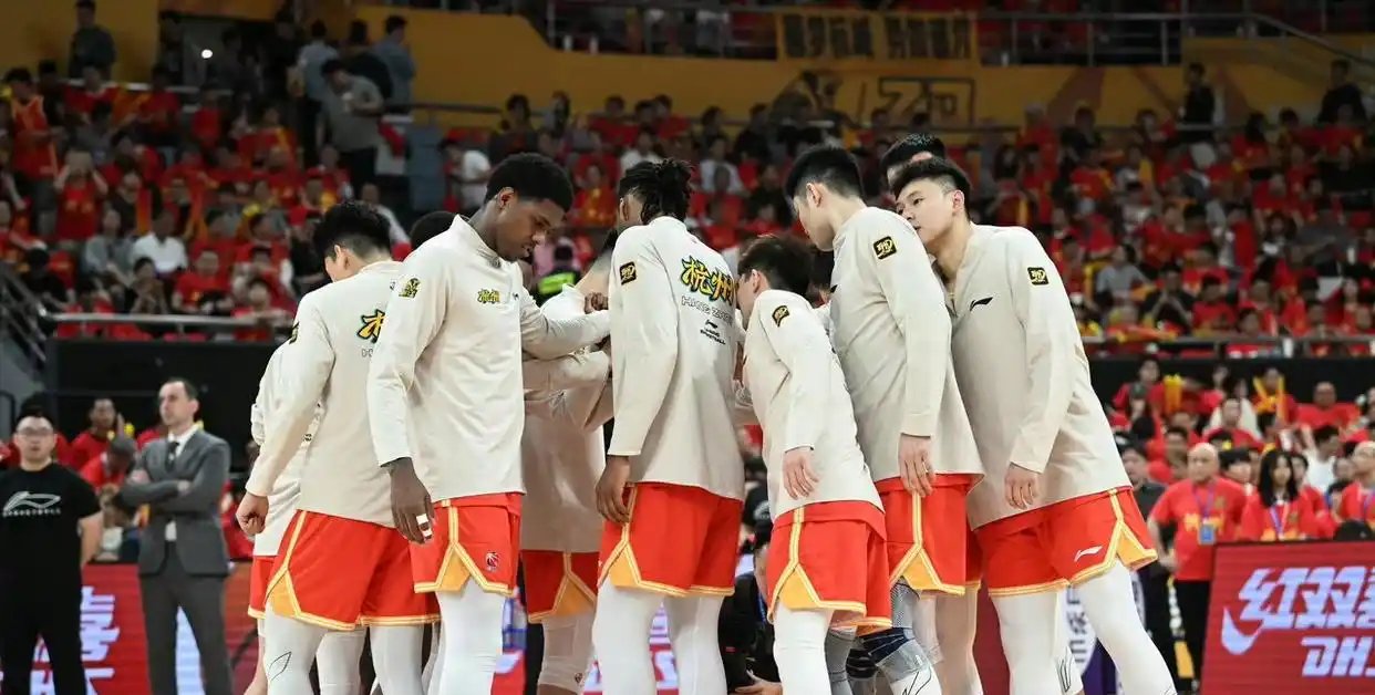 球队连胜气焰高涨,冲击总冠军 球队连胜气焰高涨,冲击总冠军