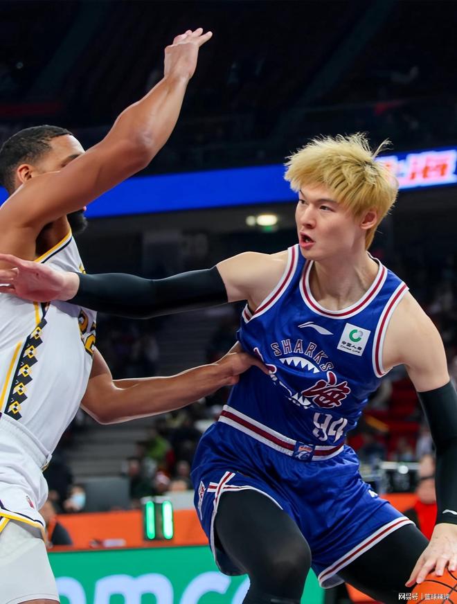 开云体育登录-雄鹿险胜篮网，王哲林点燃赛场