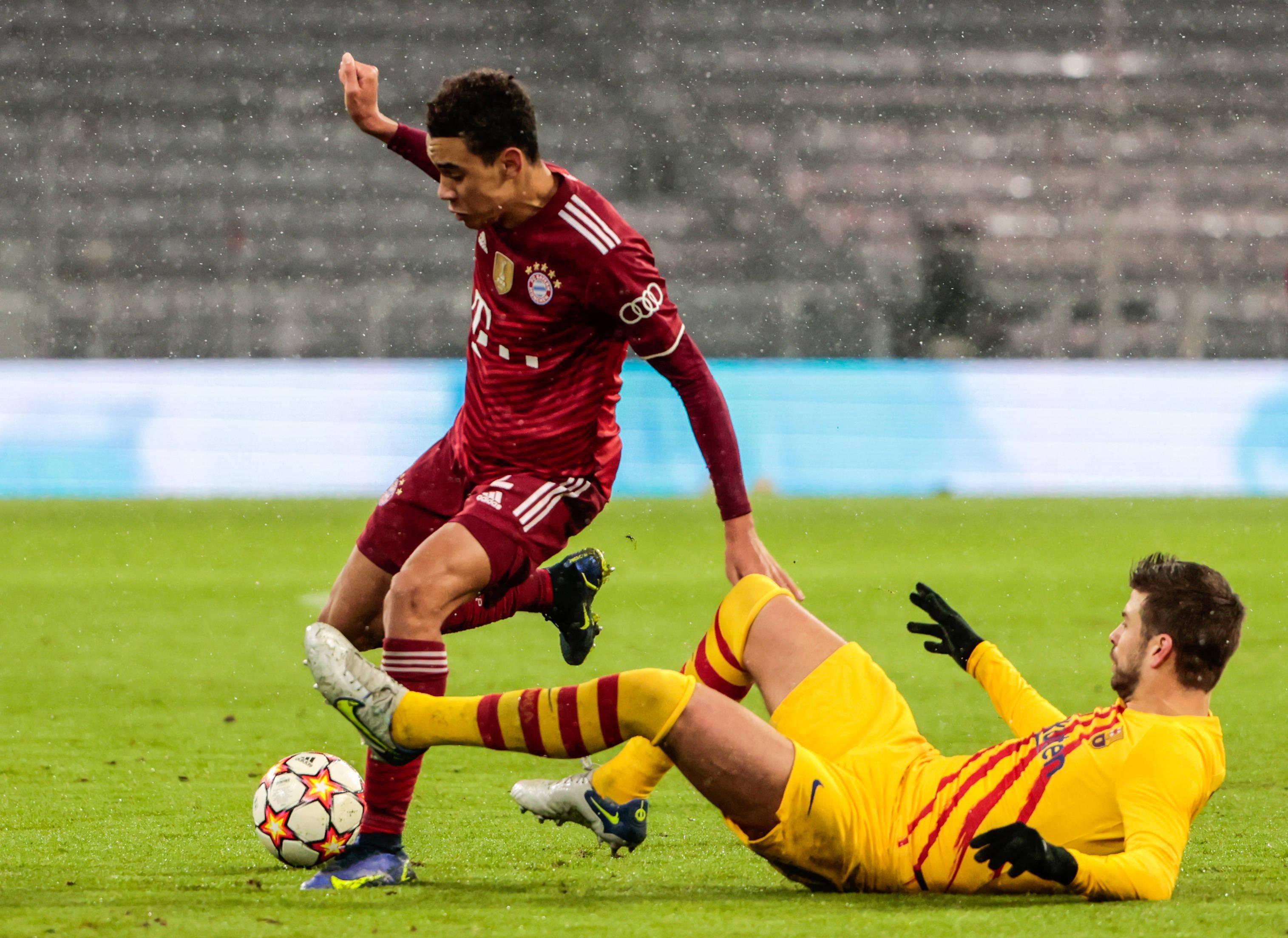 拜仁横扫智利,皮克高光表现 拜仁横扫智利,皮克高光表现