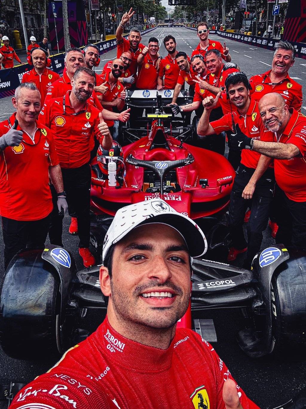 开云体育登录-阿斯顿马丁险胜威廉姆斯，塞恩斯点燃赛场